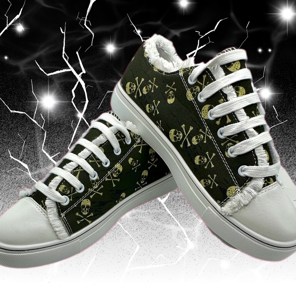 NWOB Women’s Skull Print Sneakers Size 8